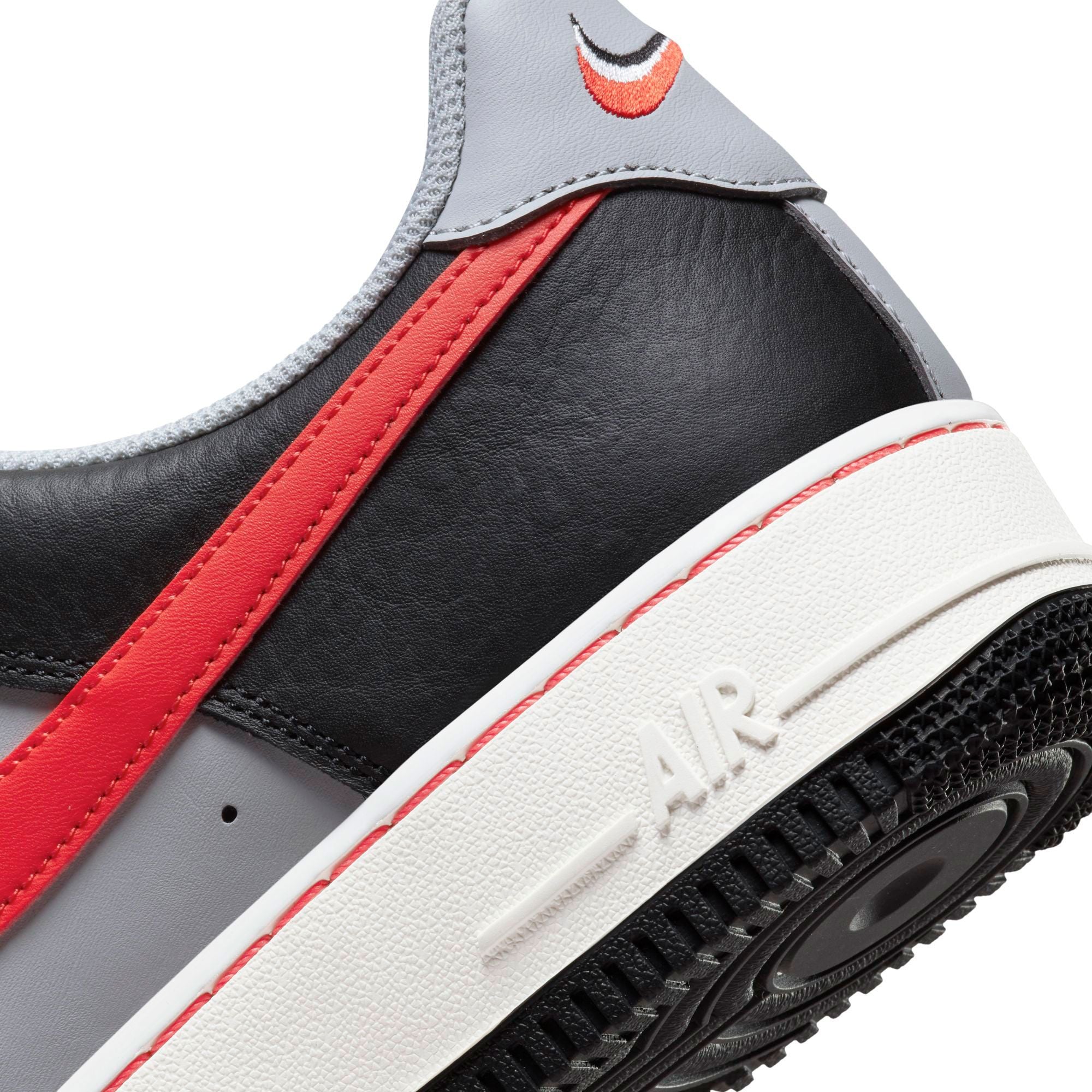 NIKE
AIR FORCE 1 '07 LV8